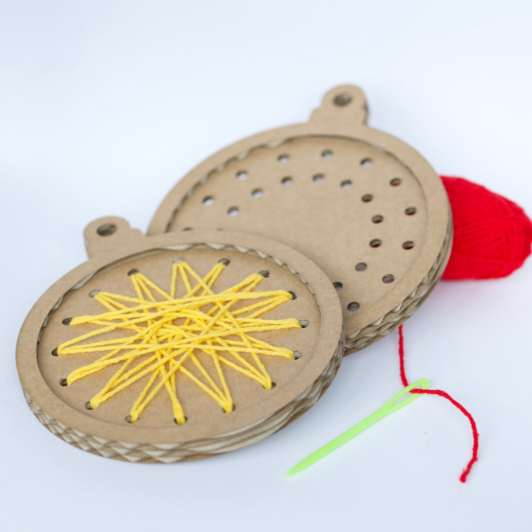 Set van 2 kerstballen (karton) om te borduren