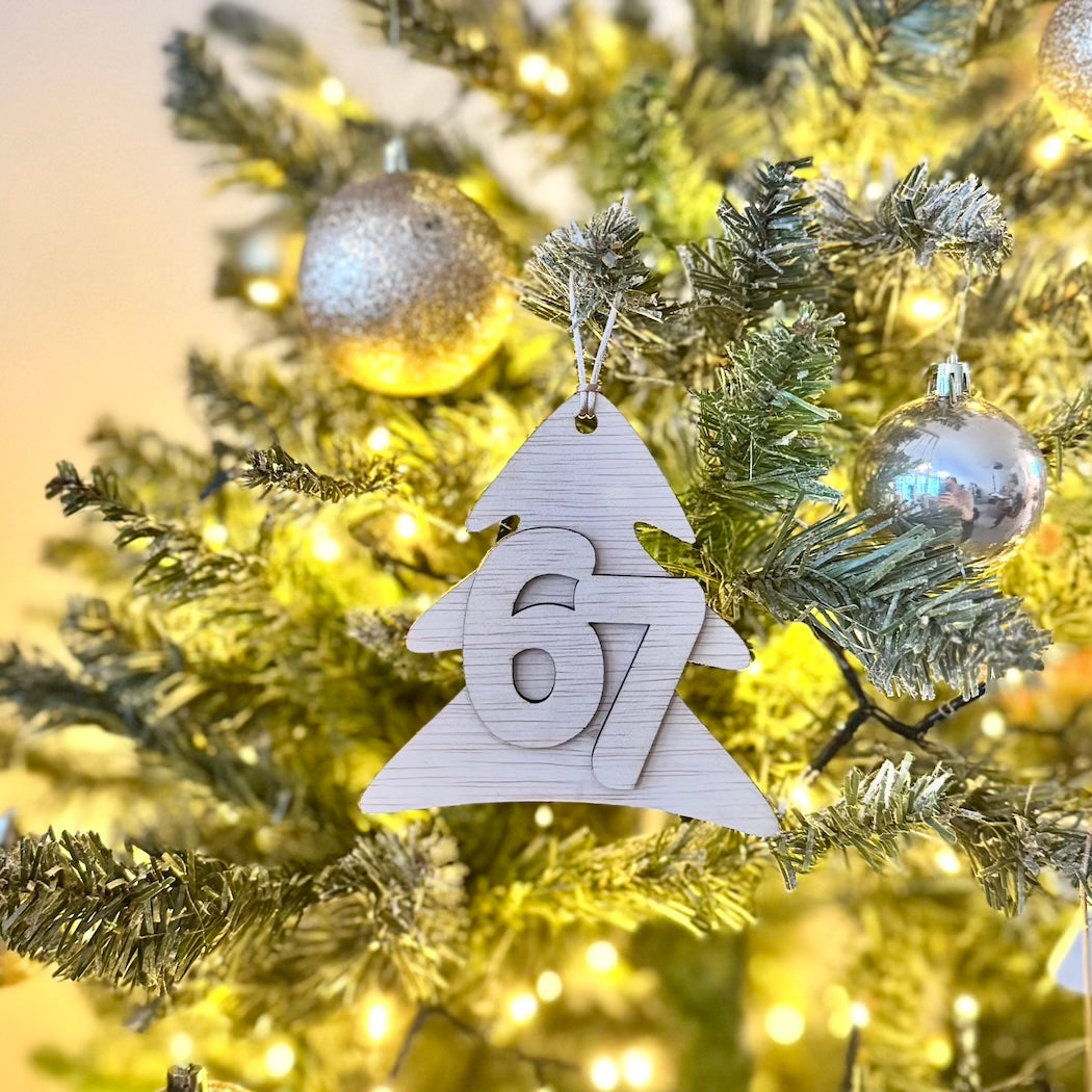 Houten kerstboom ornament “67”