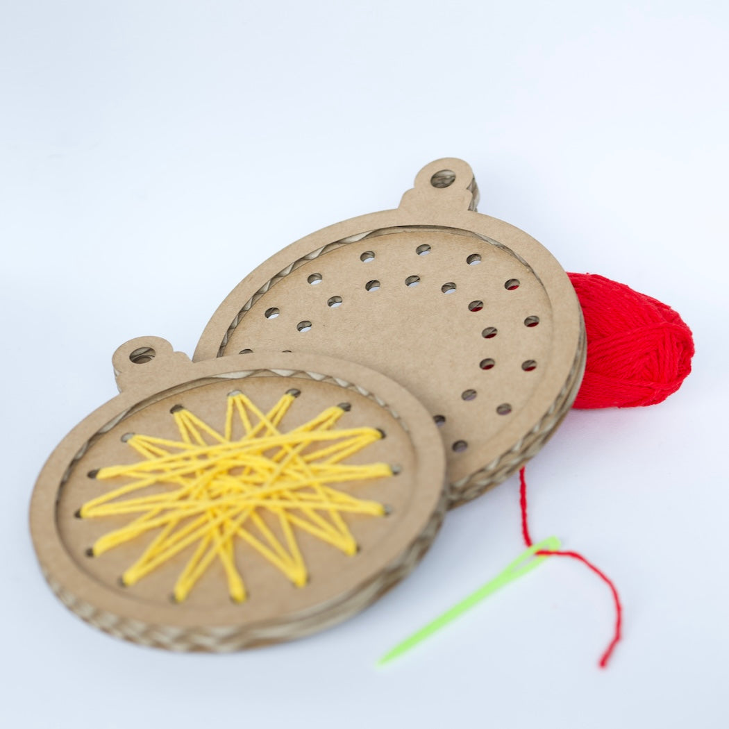 Set van 2 kerstballen (karton) om te borduren