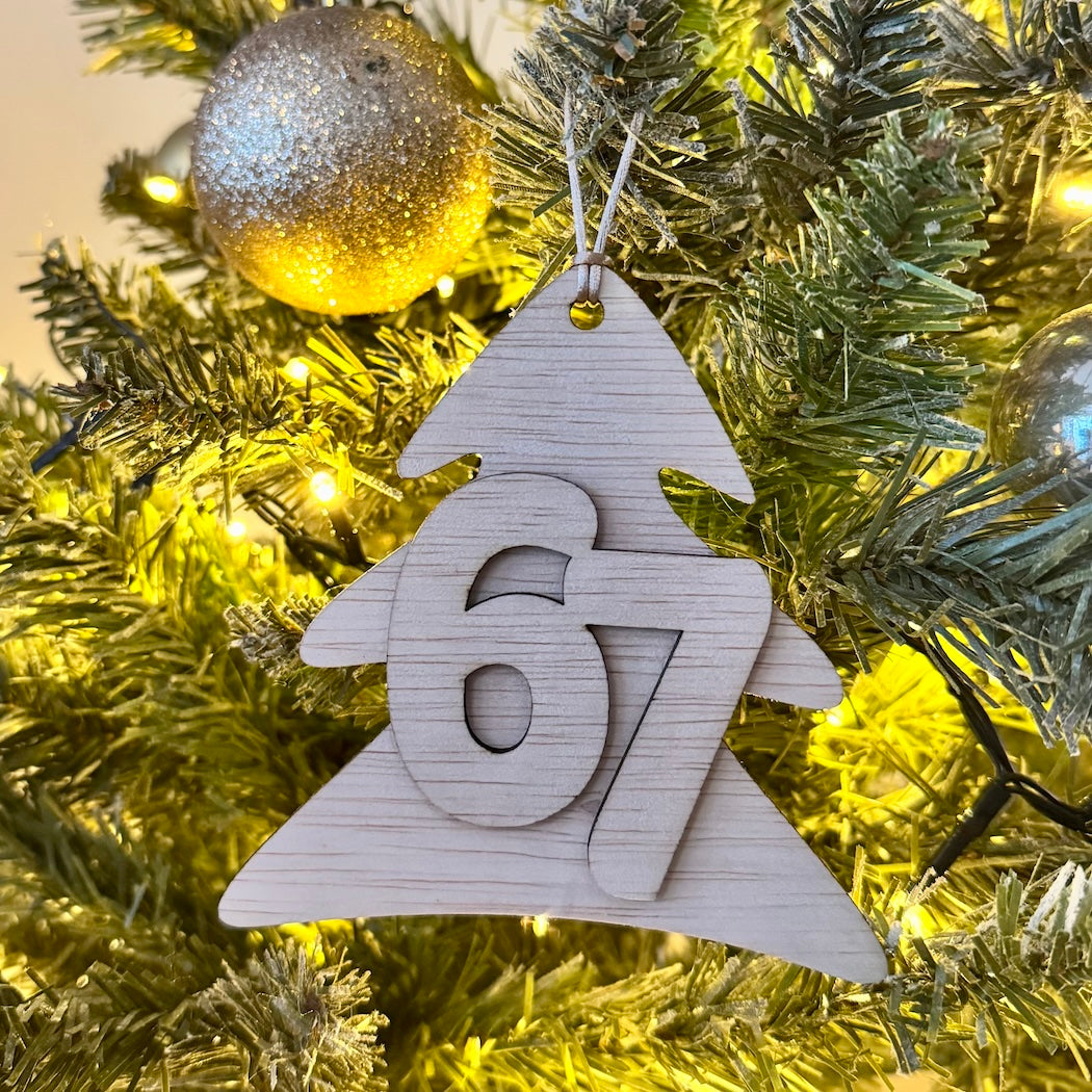 Houten kerstboom ornament “67”